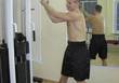 Юрий Нужненко тренирует мышцы спины