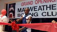 Флойд Мэйвезер разрезает ленту на открытии своего боксерского клуба Mayweather Boxing Club