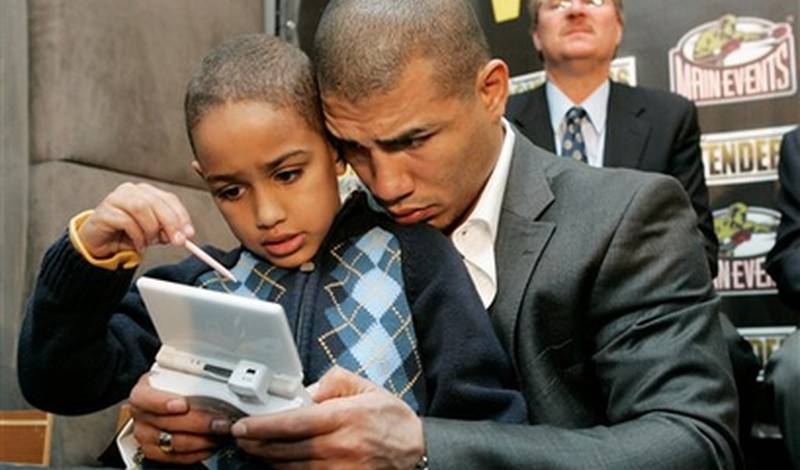 Мигель Котто помогает своему сыну играть в видеоигру