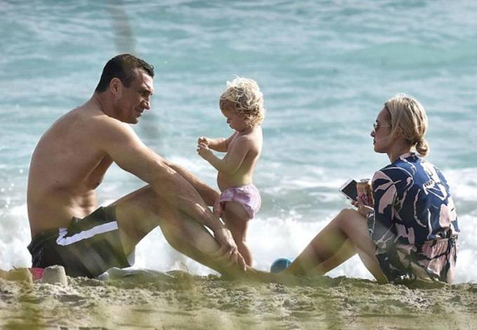 Владимир Кличко отдыхает с семьей в Майами (фото)