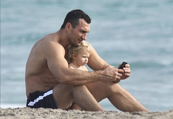 Владимир Кличко отдыхает с семьей в Майами (фото)