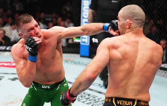 Prochazka a félicité Du Plessis pour avoir remporté la ceinture de champion de l'UFC.