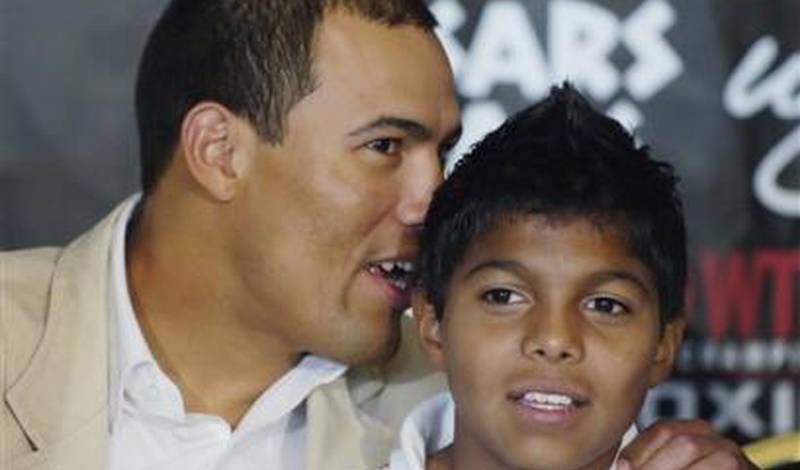 Хосе Луис Кастильо со своим сыном на пресс-конференции в Беверли-Хиллз