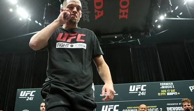 UFC 241: Нэйт Диаз курил на открытой тренировке (видео)