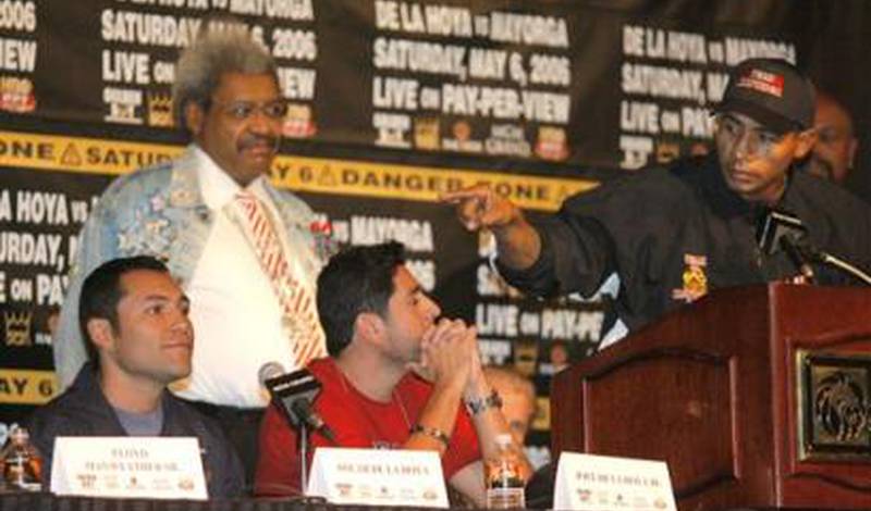 Рикардо Майорга выступает на пресс-конференции в Лас-Вегасе. Дон Кинг стоит за его спиной