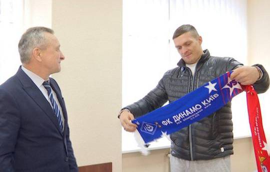 Усик поддержал киевское "Динамо" в матче с Бенфикой