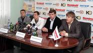 Виктор Демченко, Сергей Федченко, Вадим Бухкалов и Александр Красюк во время пресс-конференции в Харькове