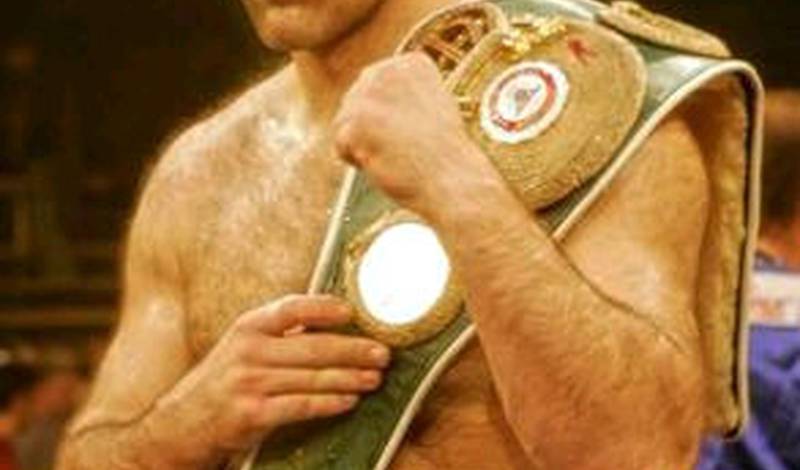 Николай Валуев с поясом Интерконтинентального чемпиона WBA