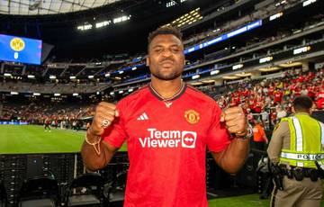 Ngannou visited the match between Manchester United and Borussia Dortmund (photo)