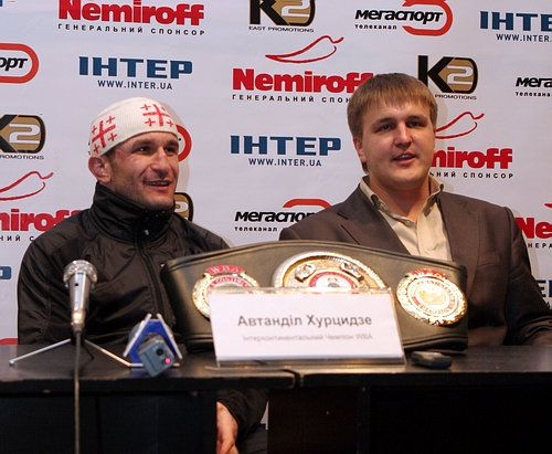 Автандил Хурцидзе и директор K2 East Promotions Александр Красюк на пресс-конференции после боя