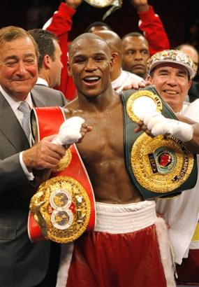 Флойд Мэйвезер с двумя чемпионскими поясами IBF и IBO и с Бобом Арумом (слева)