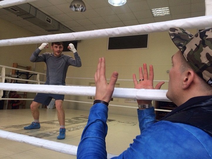 Александр Усик на тренировке Дениса Беринчика
