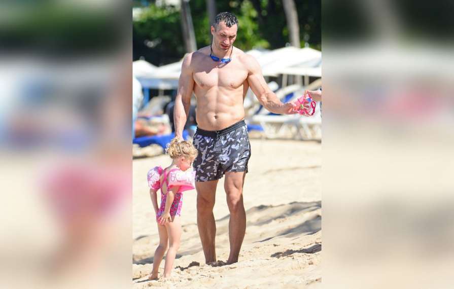 Wladimir Klitschko demonstrates the perfect shape on vacation with his