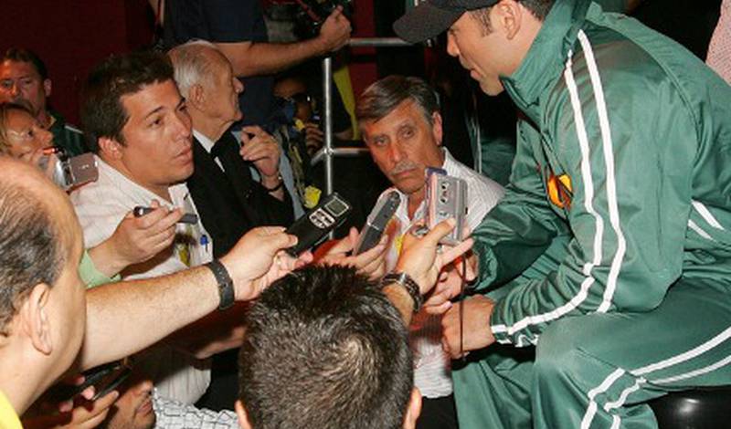 Оскар де ла Хойя общается с журналистами после пресс-конференции