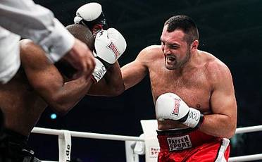 Hammer defeats Price in a slugfest (video)