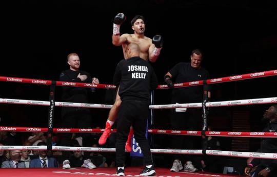 Kelly took the title from Murtazaliev