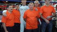 Виталий и Владимир Кличко с членами своей команды в оранжевых футболках в поддержку Виктора Ющенко