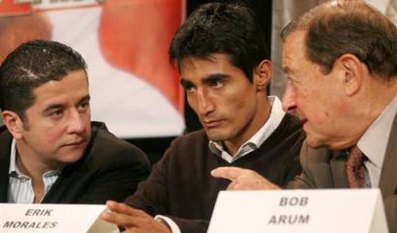 Эрик Моралес с тренером Фернандо Белтраном (слева) и Бобом Арумом на конференции