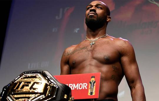 Jones officially vacates his belt and negotiates on heavyweight fight