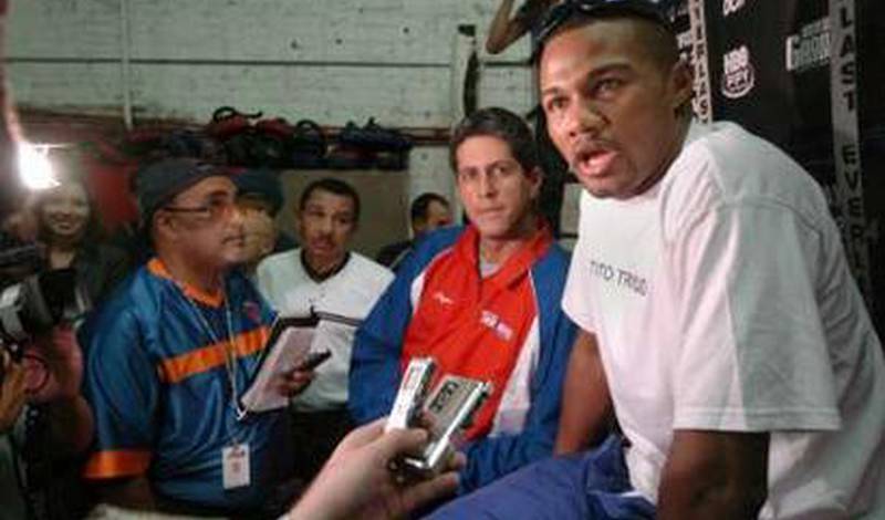 Феликс Тринидад общается с репортерами перед боем с Рикардо Майоргой