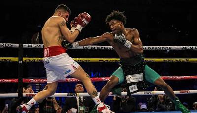 19-jarige Abdullah Mason maakt tegenstander af met bliksemsnelle one-punch KO op Teofimo Lopez undercard