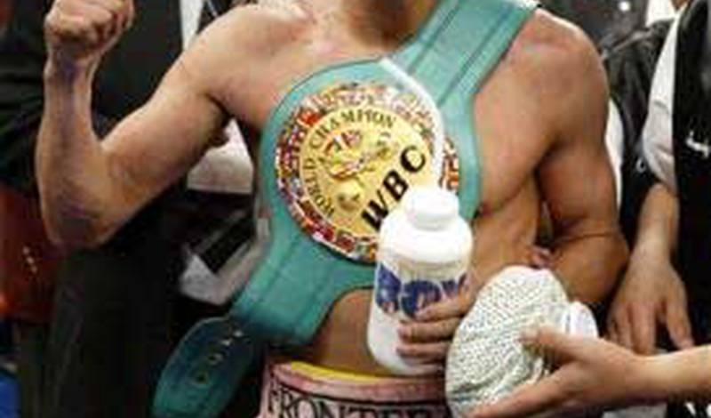 Эрик Моралес с поясом Интернационального чемпиона WBC