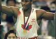Леннокс Льюис завоевывает золотую медаль на Олимпийских играх в Сеуле представляя Канаду в 1988-м году