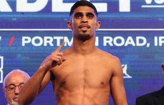 What time is Umar Khan vs Moises Garcia tonight? Ringwalks, schedule, streaming links
