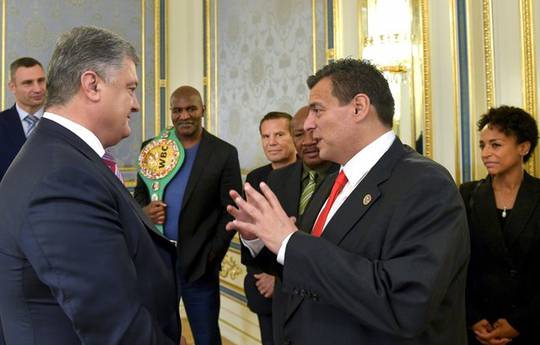 Poroshenko meets with the legends of boxing