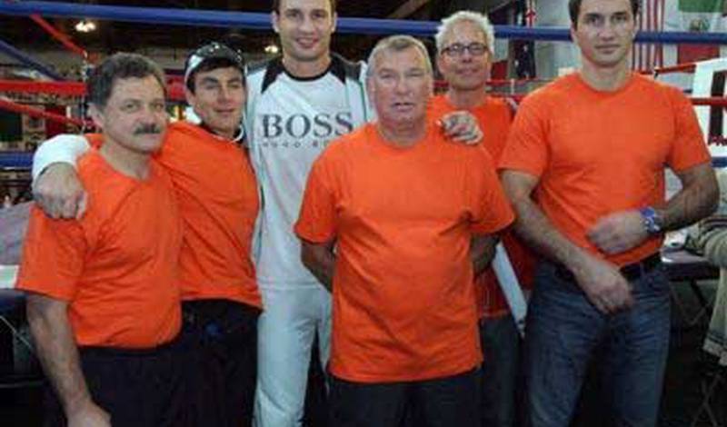 Виталий и Владимир Кличко с членами своей команды в оранжевых футболках в поддержку Виктора Ющенко