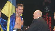 Михаил Завьялов одевает Александру Гурову пояс Чемпиона Украины
