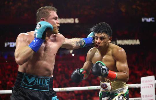 Alvarez successfully defended his titles by beating Munguia on points