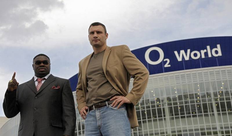 Виталий Кличко и Сэмюэл Питер на фоне берлинской арены О2