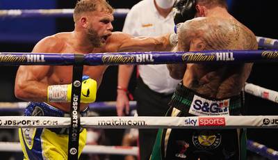 Saunders defeats Murray on points