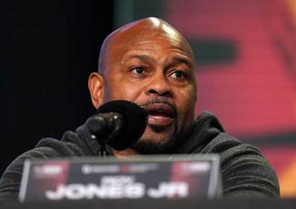 Roy Jones Jr. urges David Benavidez to chase Oleksandr Usyk next: "Strike while the iron is hot"