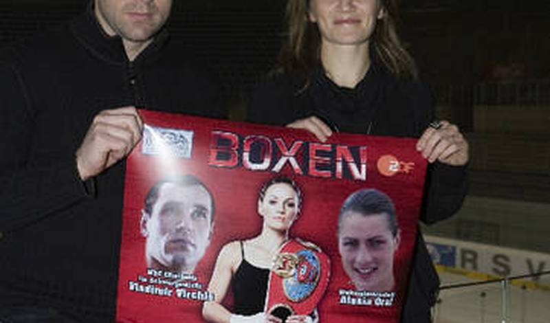 Владимир Вирчис и Ина Менцер на пресс-конференции боксерского турнира 8 марта в немецком Крефельде
