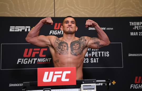 Thompson and Pettis make weight (video)