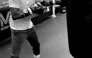 45-year-old Mayweather showed how he works on the bag