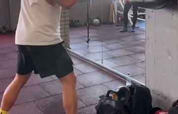 Усик показал, как работает на ударной подушке (видео)