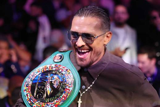 Усик відмовився від чемпіонського пояса за версією WBO