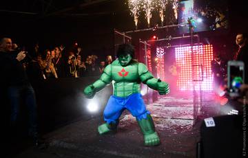 Denys Berinchyk walks in the ring as Hulk (photos + video)