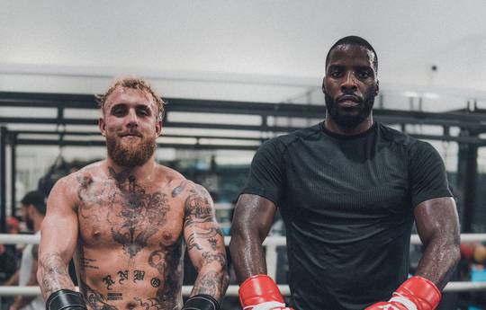 Lawrence Okoli haciendo de sparring con Jake Paul