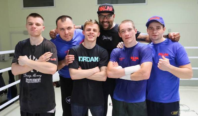 Олег Малиновский с членами своей команды и спарринг-партнерами