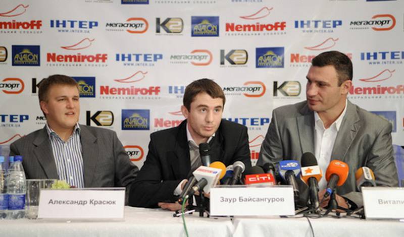 Александр Красюк, Заурбек Байсангуров и Виталий Кличко на пресс-конференции в Киеве