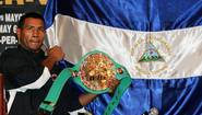 Рикардо Майорга с чемпионским поясом на фоне флага Никарагуа