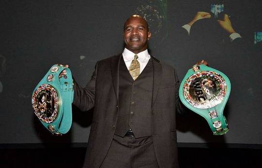 Holyfield: “There’s only one way McGregor has a chance against Mayweather”