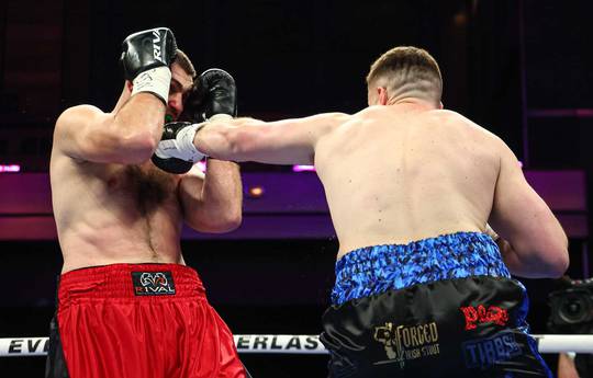 Johnny Fisher bat l'Ukrainien Dmytro Bezus au premier round de la rencontre Benn-Dobson