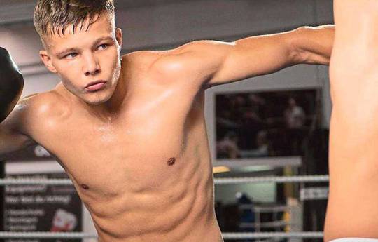 What time is Henry Grün vs Jonny Sanchez tonight? Ringwalks, schedule, streaming links