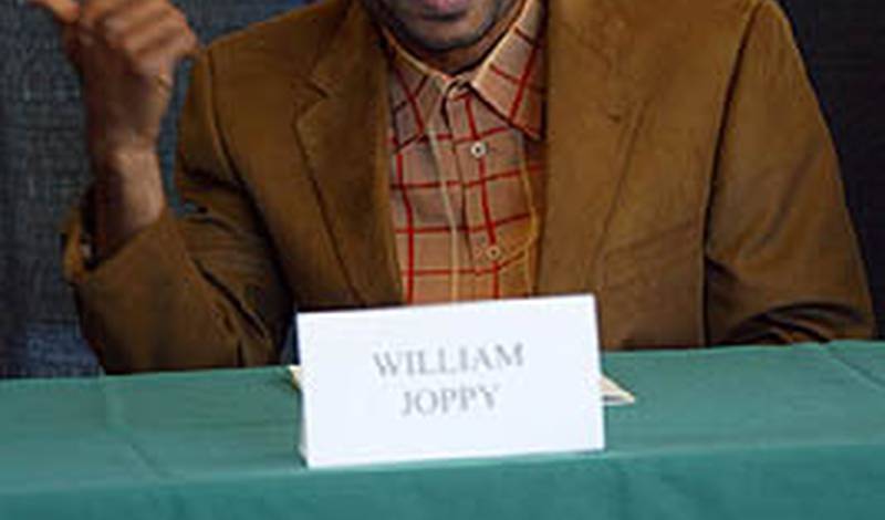 Уильям Джоппи выступает на пресс-конференции