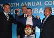 Владимиру Сидоренко вручают пояс Суперчемпиона WBA не ежегодной конвенции в Китае